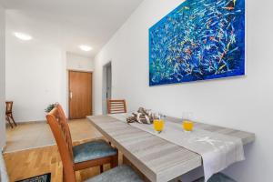 Apartment Roza, sea view, free parking 