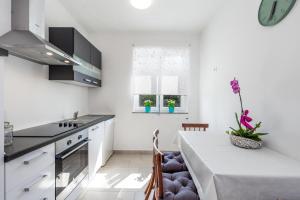Apartment Roza, sea view, free parking 