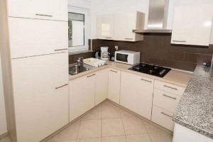 One-Bedroom Apartment with Balcony room in Family friendly apartments with a swimming pool Vinkuran Pula - 15736