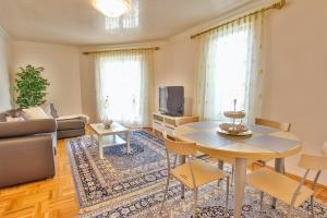 Apartment Gala with balcony and private parking