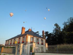 Hotels Logis - Villa des Bordes : photos des chambres