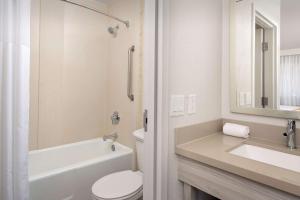 Upgraded King Room- Non Smoking room in Quality Inn Atlantic Beach-Mayo Clinic Jax Area