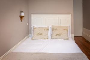 Small Double Room with Private Bathroom room in Being Porto Hostel