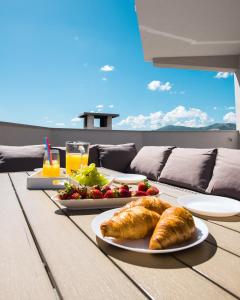 Three-Bedroom Apartment room in Apartments Cambio