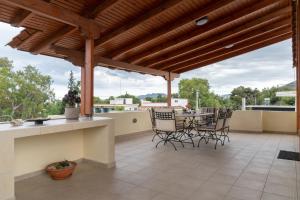 Roses House (Near Airport)