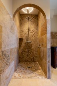 King Room with Roll-In Shower - Disability Access room in Domaine De La Chapelle
