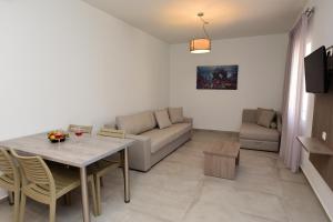 Blue Horizon Apartments