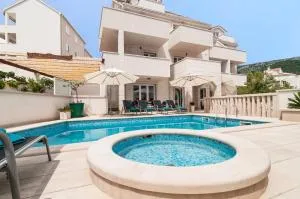 尤拉伊住宿加早餐旅馆 - 普罗马尼亚