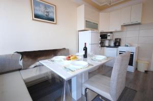 Apartment Poljak Njivice by El-Pi Tours