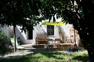 Appartements Mas Trinita Gite equestre en Camargue : Appartement - Vue sur Jardin