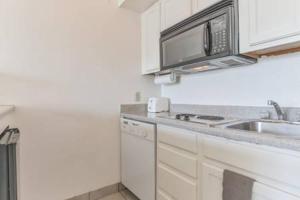 Apartment room in Gulf Breezes with Two Pools and Cruise Parking