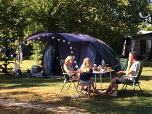 Campings Camping Les Arbois : photos des chambres