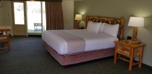 King Room with Bathtub - Disability Access/Non-Smoking room in Best Western East Zion Thunderbird Lodge