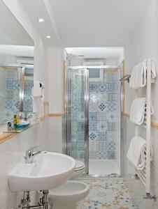 Triple Room with Sea View room in Hotel Il Girasole