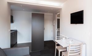 One-Bedroom Apartment (2 Adults + 2 Children) room in Aparthotel Can Morera Olot