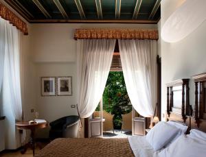 Superior Double Room with Balcony and Lake View room in Hotel Villa Giulia