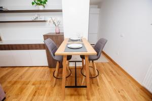 Bright 2-Bed Apartment Free Parking & WiFi - Walk to Old Town