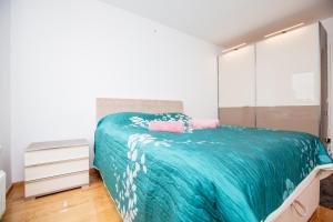 Bright 2-Bed Apartment Free Parking & WiFi - Walk to Old Town