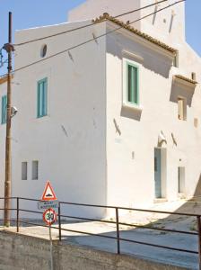 Talu Casa Chiarotti. Antica casa con scala esterna. Strongoli Itaalia