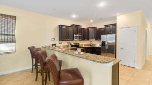 A Champions Palace - 9 bed family pool Resort home