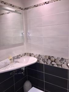 Hotels HOTEL Roc Land : photos des chambres