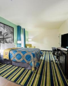 King Studio - Non-Smoking room in Super 8 by Wyndham Cotulla TX