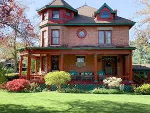 Guest Suite at The Red House basement attached with private entrance - Nalani