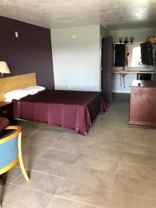 Standard Queen Room room in Budget Inn West