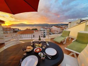 Penthouse Paulina - Large Sunny Terrace - Seaview - 250m to Beach and Restaurants - Free Parking - Trogir and Ciovo - 15 minutes to airport