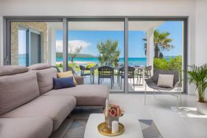 Luxury Design Beach Front Apartment