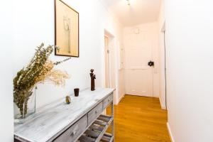 Belem! Charming 2 Bedroom Apartment w terrace, Wifi & free street parking