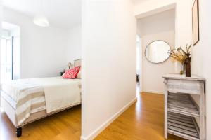 Belem! Charming 2 Bedroom Apartment w terrace, Wifi & free street parking