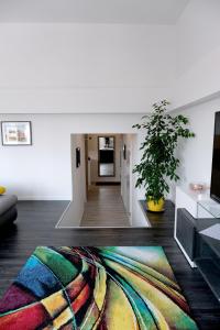 Main Square Oval Apartment