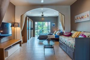 Super nice townhouse in city center, 10 minutes walk to beach, night market ...