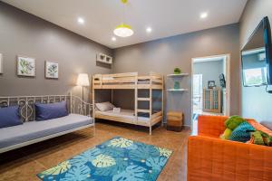 Super nice townhouse in city center, 10 minutes walk to beach, night market ...