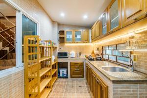 Super nice townhouse in city center, 10 minutes walk to beach, night market ...