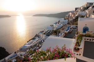 Katerina's Castle - Caldera Cave Hotel Santorini Greece