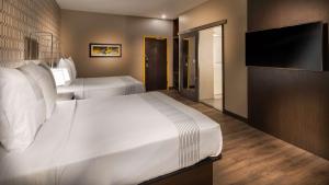 Queen Room with Two Queen Beds and Bath Tub - Disability Access room in GLō Best Western Asheville Tunnel Road