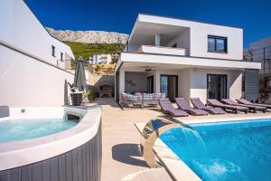 Villa Nano, 4 bedrooms, jacuzzi, heated pool, sea views, pebble beach 850m