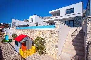 Villa Nano, 4 bedrooms, jacuzzi, heated pool, sea views, pebble beach 850m