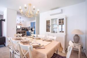 Villa Nano, 4 bedrooms, jacuzzi, heated pool, sea views, pebble beach 850m