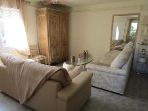 Bas De Villa Avec Jardin Salon De Provence France J2ski