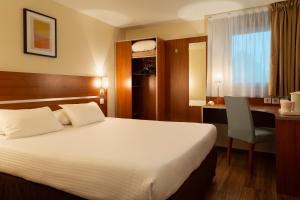 Hotels Comfort Hotel Aeroport Lyon St Exupery : photos des chambres