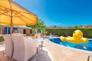 Finca Son Macia, amplia piscina, jardines en Selva, cerca de playas