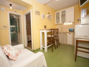 Maya Con Dios Apartment