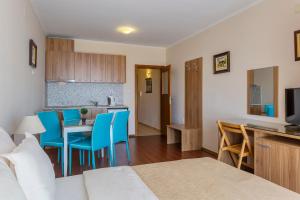 Two-bedroom apartment with two bathrooms and sea view room in La Casa Primorsko
