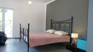 Minimalistic Oasis by the Sea in Stanici