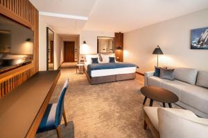 Junior Suite with Balcony and Sea View room in Luxury Hotel Riva