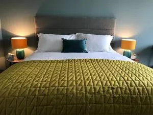 Stones Luxury B&B with hot tub and self-contained rooms - Totscore