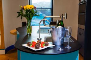 Funky Home by the Pier, 3 Bedrooms, Sleeps 10